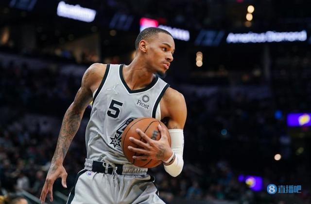 场上展现自 场上展现自